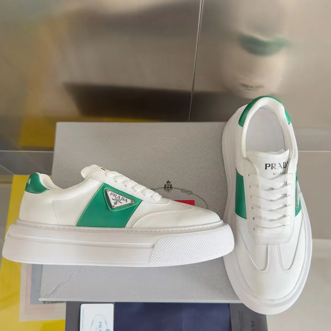 👟👟Ex-factory price 600👟👟 Couple model Prada Latest Couple model Triangle logo Thick sole Casual white shoes Sneakers Original purchase development and production This sneaker combines simple lines and distinctive details into a modern design. The leather upper presents a refined silhouette, with the Prada contrasting logo embellished on the tongue and side inserts. Exquisite packaging at the delivery counter 🛍📦 ▪️Fabric: Original custom imported cowhide material ▪️Lining: Original custom made soft sheepskin ▪️Sole: Original molded non-slip rubber outsole ▪️Sole thickness: 4CM ▪️Size: Women's 35-40 / Men's 39-45